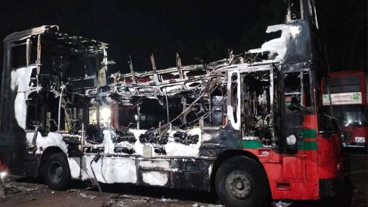 নোয়াখালীতে গভীর রাতে বিআরটিসির ২ বাসে আগুন