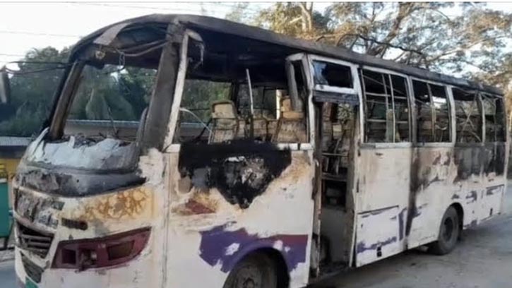গ্যারেজে থাকা যাত্রীবাহী বাসে দুর্বৃত্তদের আগুন, গ্রেফতার ৩
