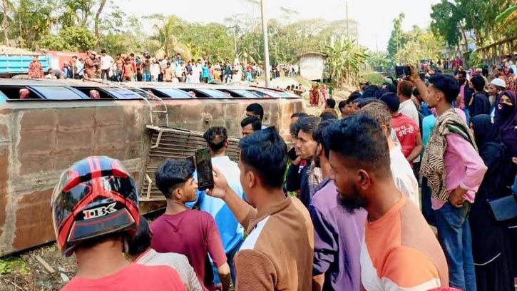 ভোলায় বাসচাপায় অটোরিকশার চালকসহ নিহত ৩