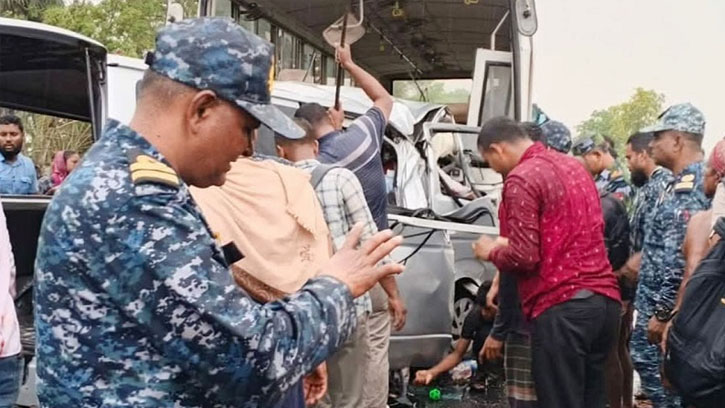 বাগেরহাটে ভয়াবহ সড়ক দুর্ঘটনা, নিহত ১২