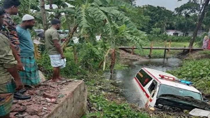 নোয়াখালীতে লাশবাহী অ্যাম্বুলেন্স পড়ে গেল খালে