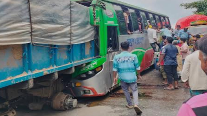 দাঁড়িয়ে থাকা ট্রাকে বাসের ধাক্কা, চালক নিহত