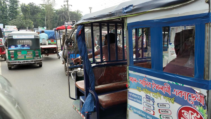 অদক্ষ চালকে বিপর্যস্ত লক্ষ্মীপুর শহরের পরিবহন ব্যবস্থা