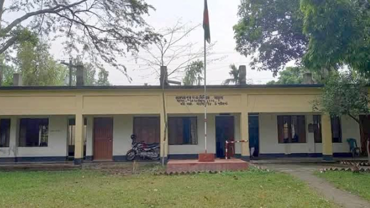 ঘোড়াঘাটে চতুর্থ দিনের মতো চলছে এমপিওভুক্ত শিক্ষকদের কর্মবিরতি