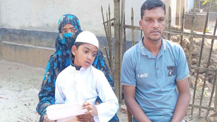 দৃষ্টিশক্তি হারানোর ঝুঁকিতে ঘোড়াঘাটের শিশু ইশতিয়াক