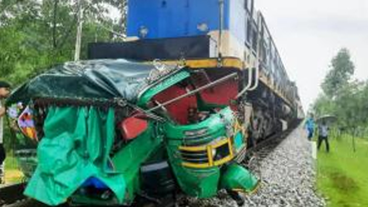 রামুতে ট্রেনের ধাক্কায় সিএনজির পাঁচ যাত্রী নিহত 