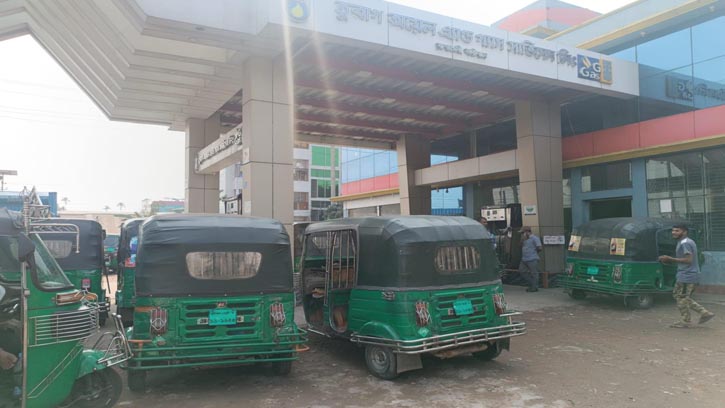 গ্যাস সংকট ভোগান্তিতে থ্রি-হুইলার চালকরা