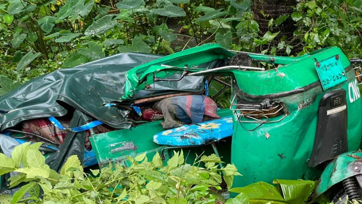 সীতাকুণ্ড রেললাইনে সিএনজিতে ট্রেনের ধাক্কায় মা-মেয়ে নিহত