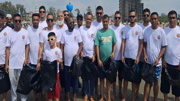 কক্সবাজারে প্লাস্টিক বর্জ্য অপসারণে করলেন উত্তরা ভালুকা সমিতি