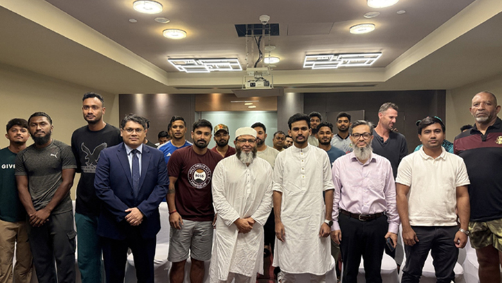 ক্রিকেটারদের সঙ্গে সরাসরি কথা বলে দলকে উৎসাহ দিলেন ক্রীড়া উপদেষ্টা