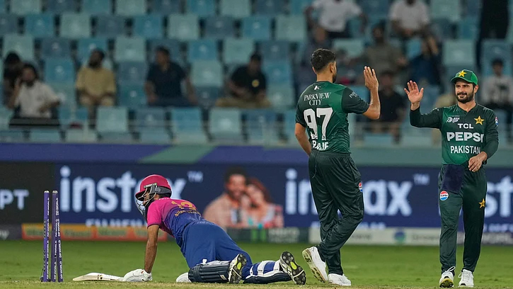 আরব আমিরাতকে হারিয়ে গ্রুপ ‘এ’ থেকে সুপার ফোরে পাকিস্তান