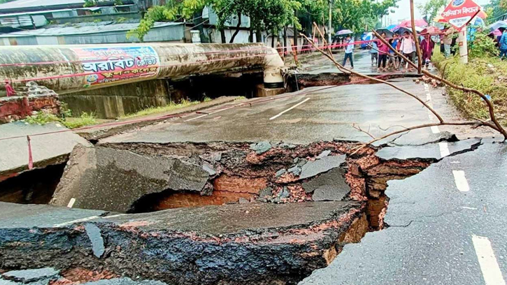 চট্টগ্রামে টানা বৃষ্টিতে সড়ক ধসে যান চলাচল বন্ধ, দুর্ভোগে নগরবাসী