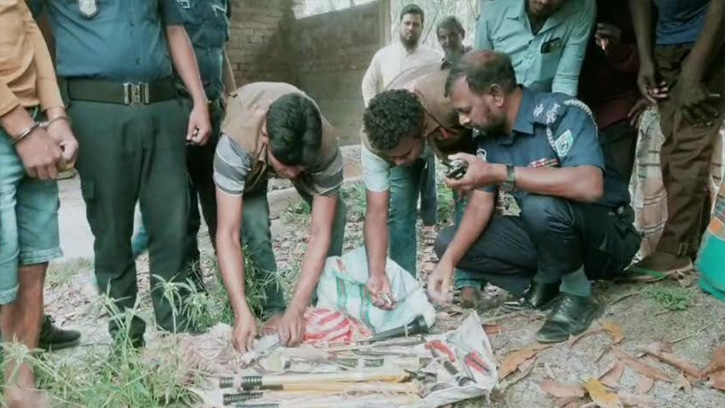 পঞ্চগড়ে আন্তঃজেলা ডাকাত দলের ১০ সদস্য আটক: অস্ত্র ও মাইক্রোবাস জব্দ