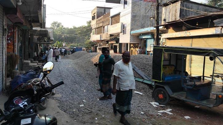 লক্ষ্মীপুরের পোদ্দার বাজারে চলাচলে চরম বিঘ্ন: সিসি ঢালাই কাজ বন্ধ