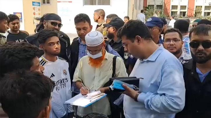 কুমিল্লা মেডিক্যাল কলেজ হাসপাতালে ১১ দালাল গ্রেফতার