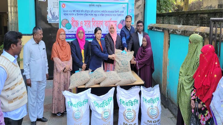 ফুলবাড়ীতে কৃষকদের মধ্যে ধান বীজ ও সার বিতরণ
