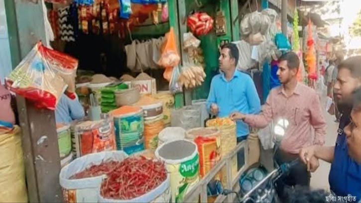 উলিপুরে রং মেশানো চিপস বিক্রি: দুই প্রতিষ্ঠানকে জরিমানা