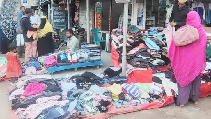 ঘোড়াঘাটের শীত মোকাবেলা বাহারি রঙে সেজেছে ফুটপাত