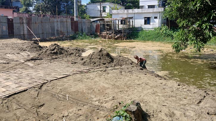 প্রশাসনের নীরবতায় হাটহাজারীতে পুকুর ভরাটের মহোৎসব