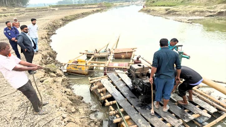 পলাশবাড়ীতে অভিযান চালিয়ে অবৈধ ড্রেজার মেশিন ধ্বংস
