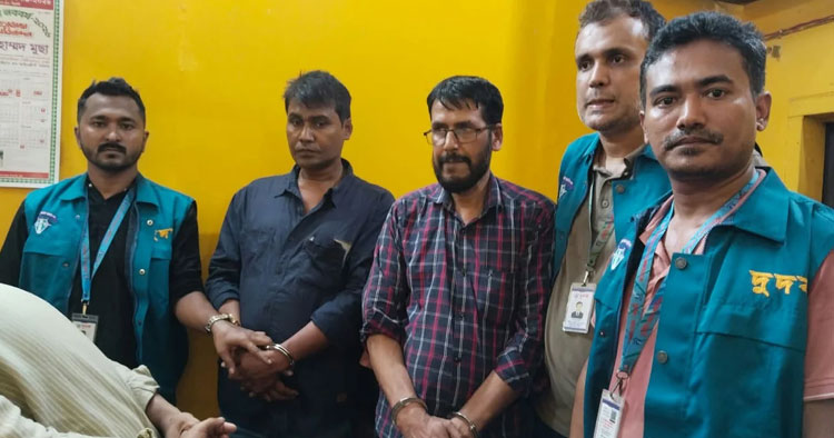 ২ লাখ টাকা ঘুষ নেওয়ার সময় সাব-রেজিস্ট্রারসহ ৩ জন আটক