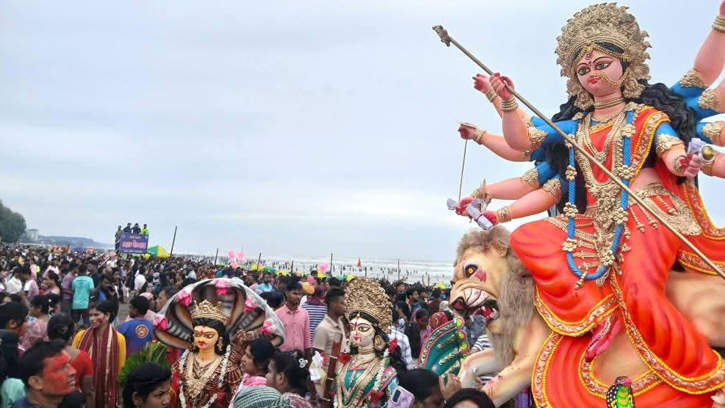 প্রতিমা বিসর্জনের মধ্য দিয়ে শেষ হচ্ছে দুর্গাপূজার আনুষ্ঠানিকতা