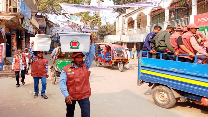 নবীনগরে নির্বাচনী প্রস্তুতি শেষ: ভোট কেন্দ্রগুলোতে সরঞ্জাম পৌঁছাচ্ছে