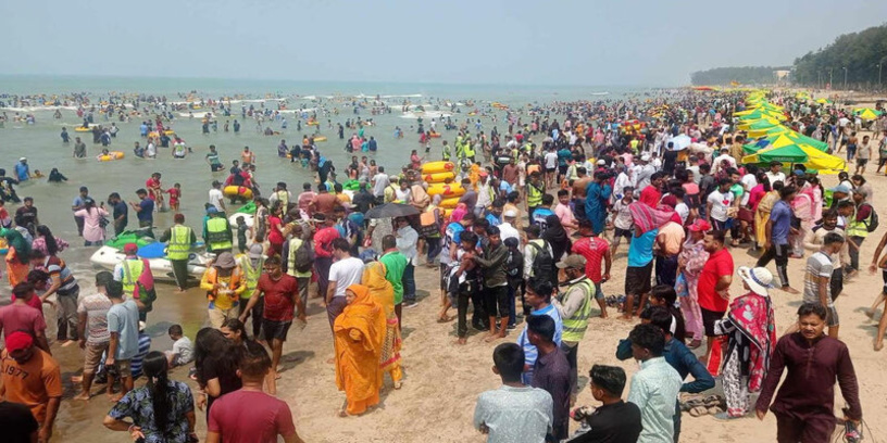 ঈদের ছুটিতে সৈকতে পর্যটকদের উপচে পড়া ভিড় 