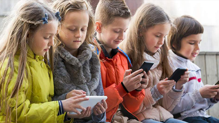 গেম আসক্তি ও সাইবার ঝুঁকি: কীভাবে নজর রাখবেন