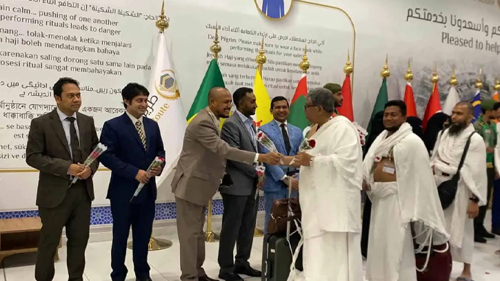 জেদ্দায় পৌঁছাল প্রথম হজ ফ্লাইটের ৪১৯ যাত্রী
