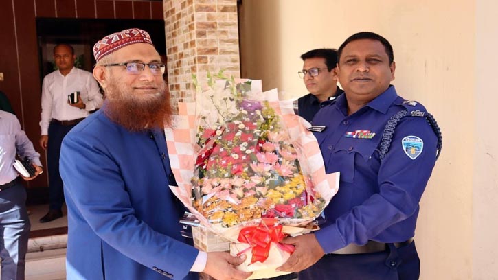 লক্ষ্মীপুরে নতুন জেলা প্রশাসককে ফুলেল শুভেচ্ছা