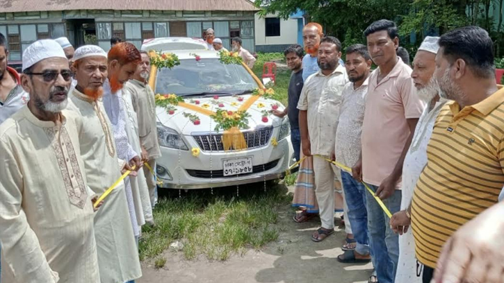 ফুল সজ্জিত গাড়িতে ইমামের রাজকীয় বিদায়