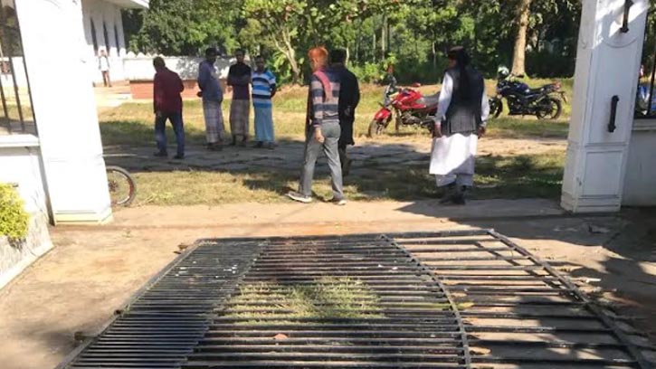 হাটহাজারীতে সাবেক এমপির বাড়িতে হামলা-অগ্নিসংযোগ, আটক ৫