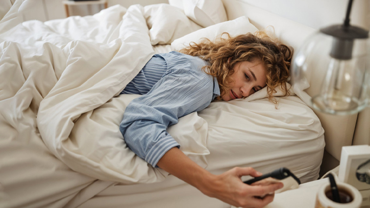 ঘুম থেকে উঠেই মোবাইল স্ক্রল? মস্তিষ্কে পড়তে পারে মারাত্মক প্রভাব