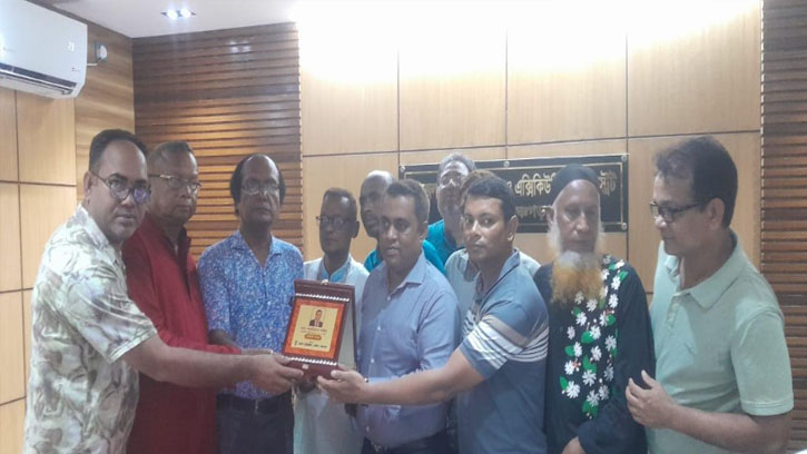 ইউএনও শাহরিয়ার নজিরকে বিদায় সংবর্ধনা ও ক্রেস প্রদান