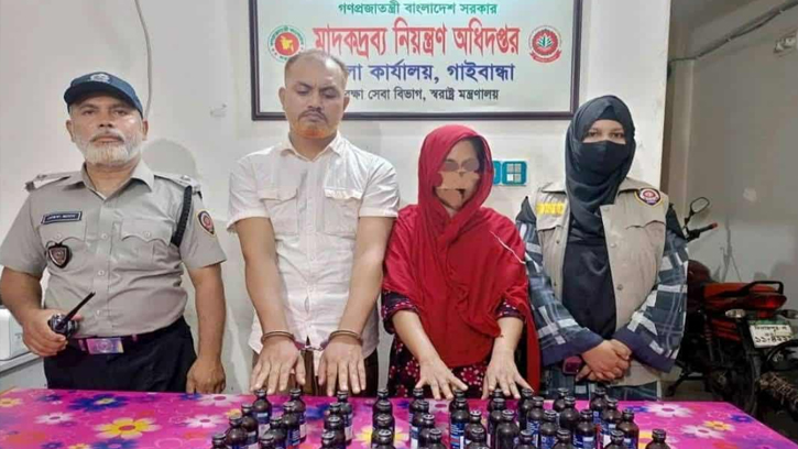 পলাশবাড়ীতে ৪৪ বোতল ভারতীয় ফেন্সিডিলসহ স্বামী-স্ত্রী আটক 