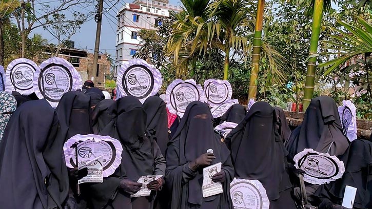 হাতপাখার পক্ষে প্রচারণায় ব্যস্ত নারী কর্মীরা!