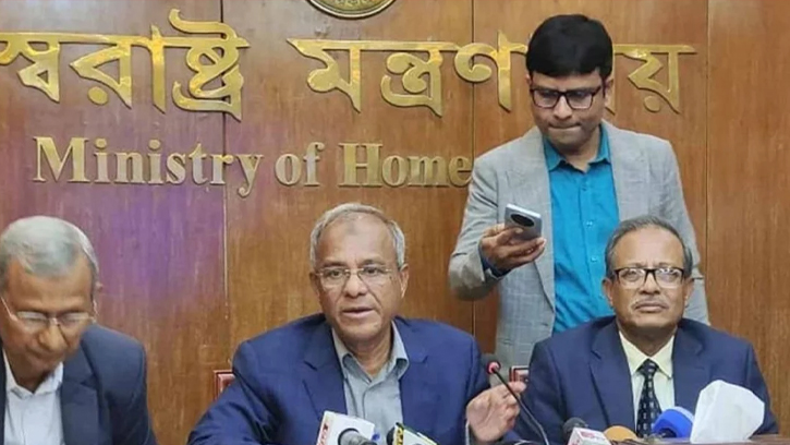 হাদির হত্যাকারীর অবস্থান অজানা, নিরাপত্তা ঝুঁকিতে ২০ জনকে গানম্যান: স্বরাষ্ট্র উপদেষ্টা