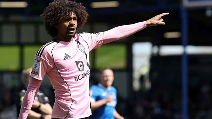 বর্ণবাদী মন্তব্যে ক্ষুব্ধ হামজা, প্রতিবাদে রেফারির কড়া সিদ্ধান্ত