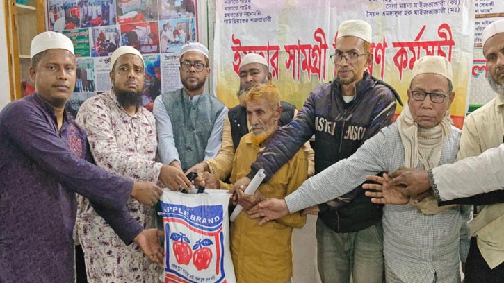 রাঙ্গামাটিতে শাহ এমদাদীয়া’র ইফতার সামগ্রী বিতরণ কর্মসূচি