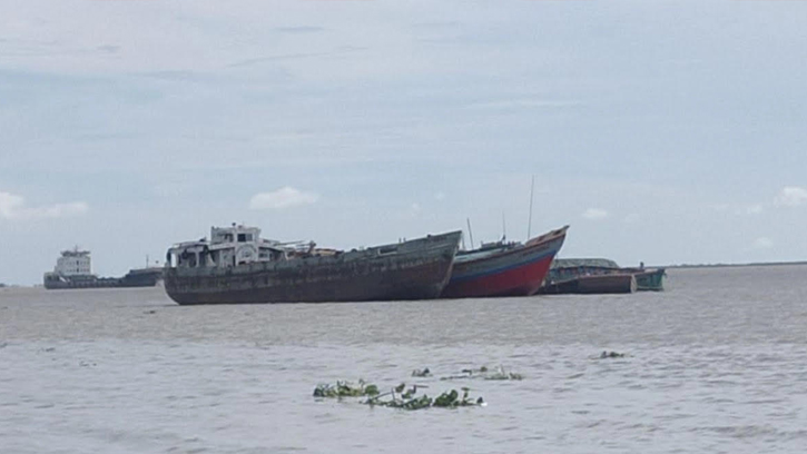 মেঘনায় ১৮ হাজার বস্তা সিমেন্ট নিয়ে জাহাজডুবি