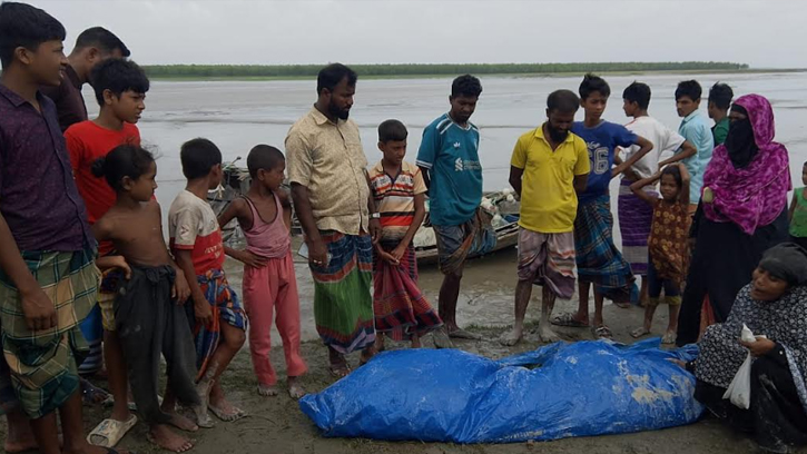 মেঘনায় বাল্কহেডের ধাক্কায় ট্রলার ডুবি: নিহত ১