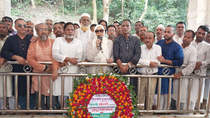 বিএনপির প্রতিষ্ঠাবার্ষিকীতে শহীদ জিয়ার সমাধিতে ব্যারিস্টার সাকিলা ফারজানার শ্রদ্ধা 