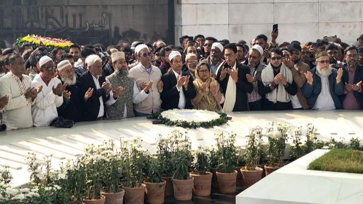 চাঁদপুরে বিএনপি প্রার্থীদের জিয়াউর রহমান ও খালেদা জিয়ার কবর জিয়ারত