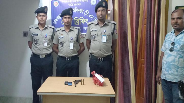 পঞ্চগড়ে দেশীয় পিস্তল-গুলি ও ফেন্সিডিল জব্দ