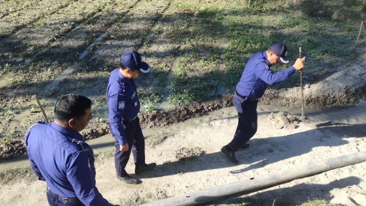 কচাকাটা থানা পুলিশের অভিযানে অবৈধ ড্রেজার মেশিনের সরঞ্জাম শব্দ