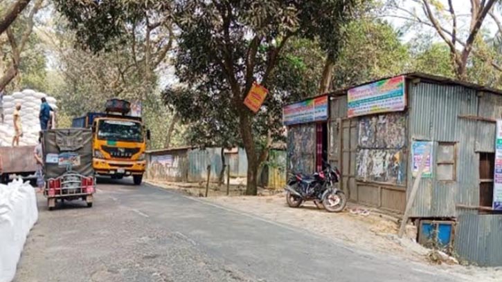 জমি দখলকে কেন্দ্র করে দুই পক্ষের মধ্যে উত্তেজনা বাড়ছে