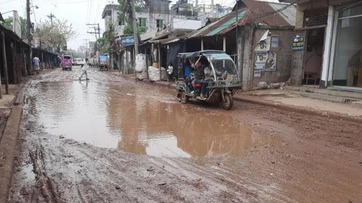 রায়পুর প্রথম শ্রেণীর পৌরসভার সড়ক গুলো যানচলাচলের অযোগ্য  