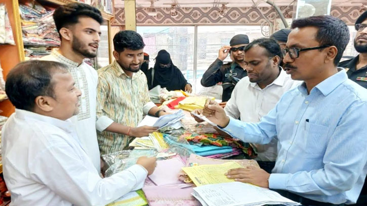 ব্রাহ্মণবাড়িয়ায় দুই কাপড়ের দোকানকে লক্ষাধিক টাকা জরিমানা 