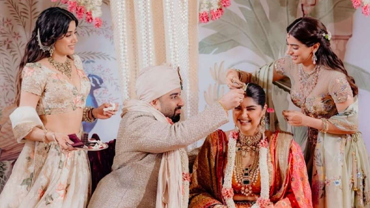 স্বপ্নের আয়োজনে বিয়ে সারলেন অংশুলা, পাশে ছিলেন জাহ্নবী-খুশি